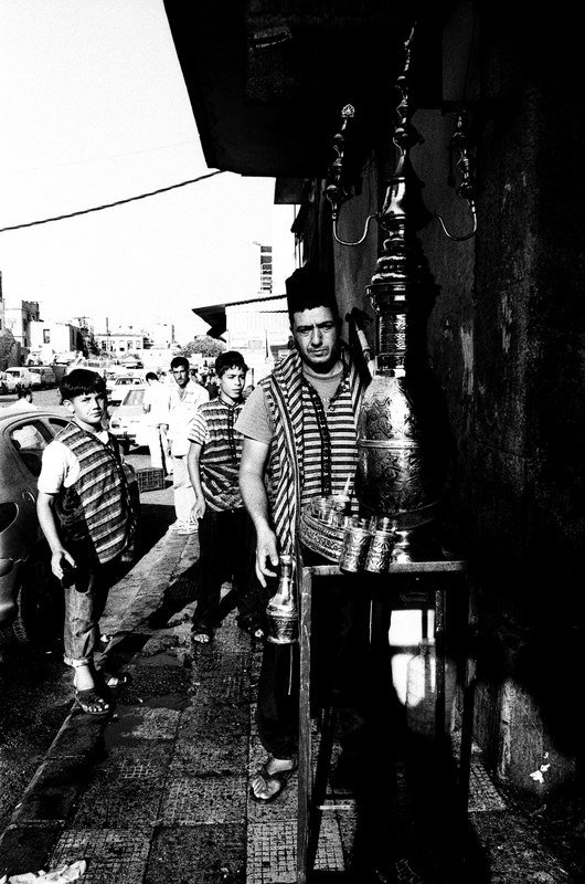 بائع شراب وأولاد أمام محل